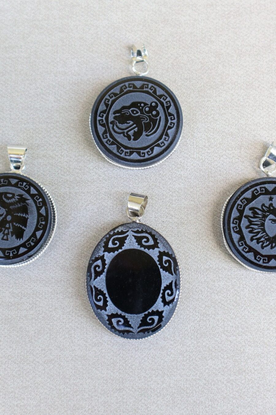 Obsidian pendant, stone necklace, Obsiana Mexica, Mexica necklace, Obsidian pendant and silver. Engraved Eagle warrior, Jaguar, Eclipse.