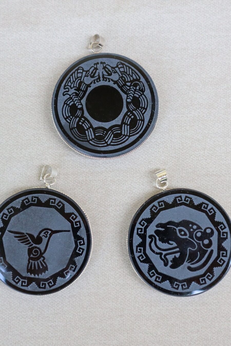Obsidian pendant, stone necklace, Obsiana Mexica, Mexica necklace, Obsidian pendant and silver. Engraved hummingbird, Jaguar, Quetzalcoatl