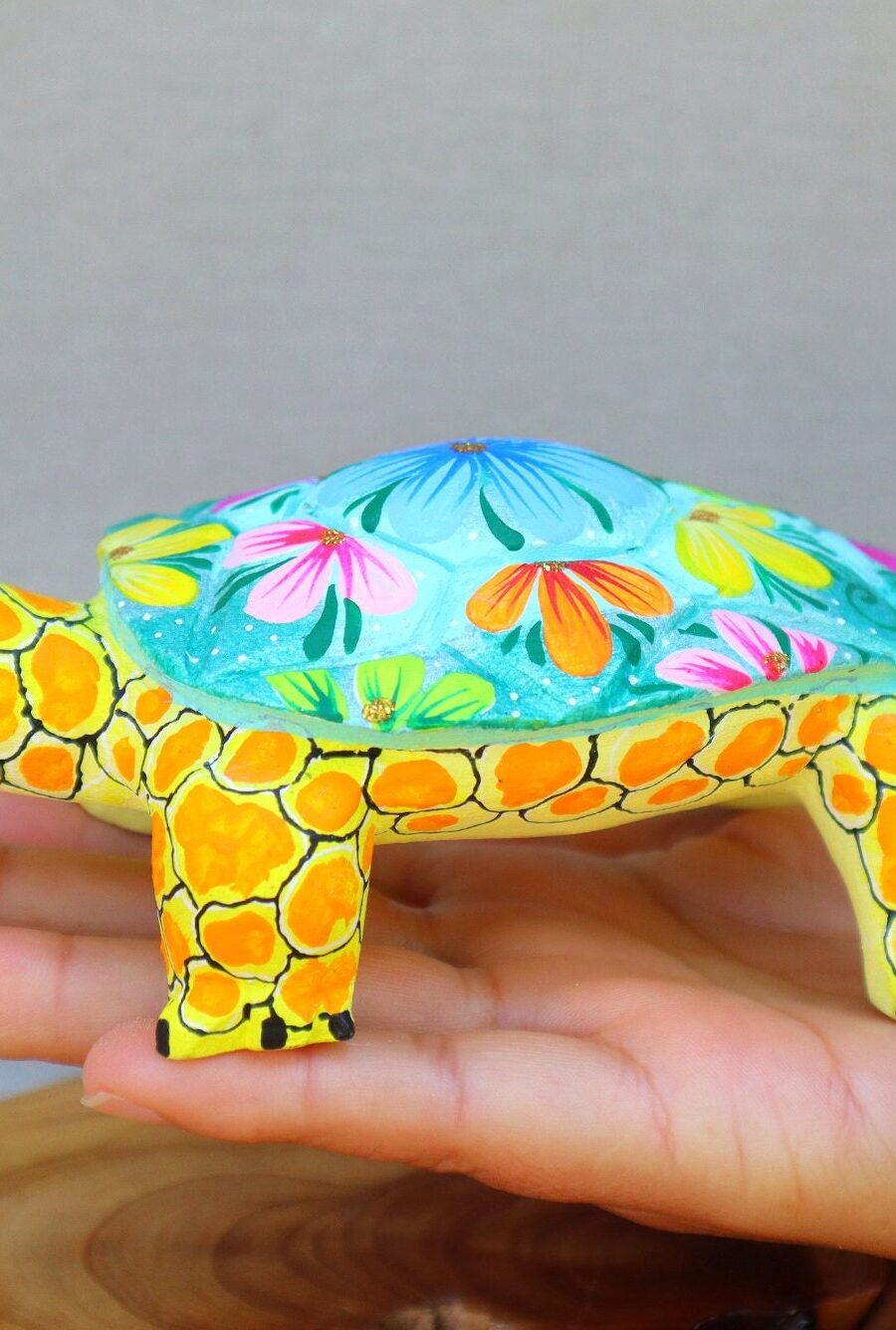 Turtle alebrije, Hermosa tortuga alebrije, cute tortoise, Tortuga alebrije, Tortoise Alebrije from Oaxaca, Copal wood sculpture.